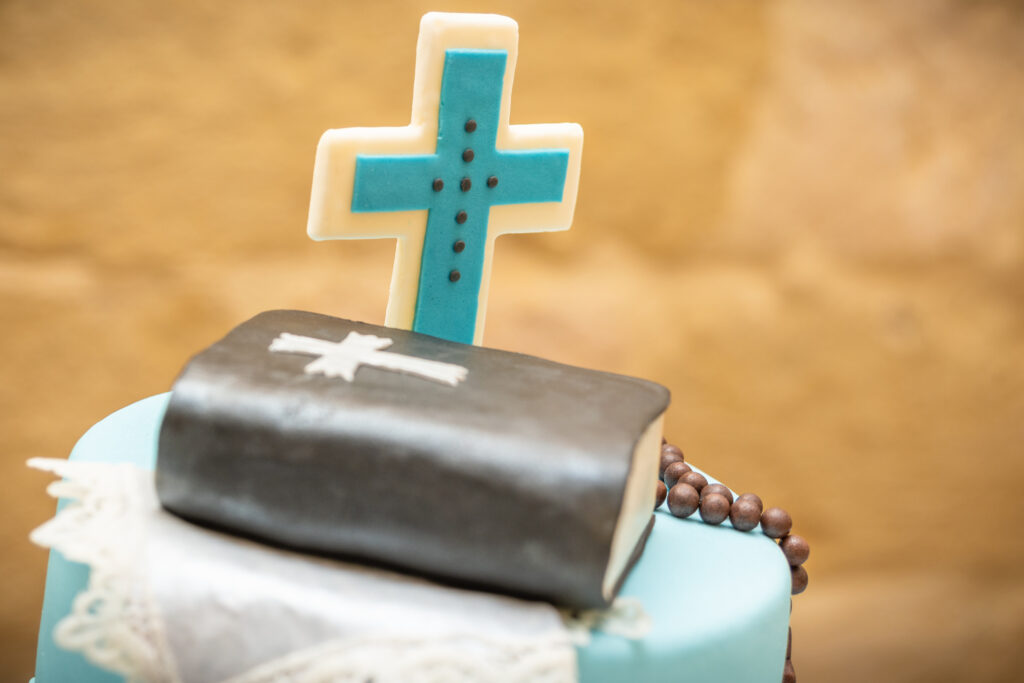biblia i krzyż na torcie