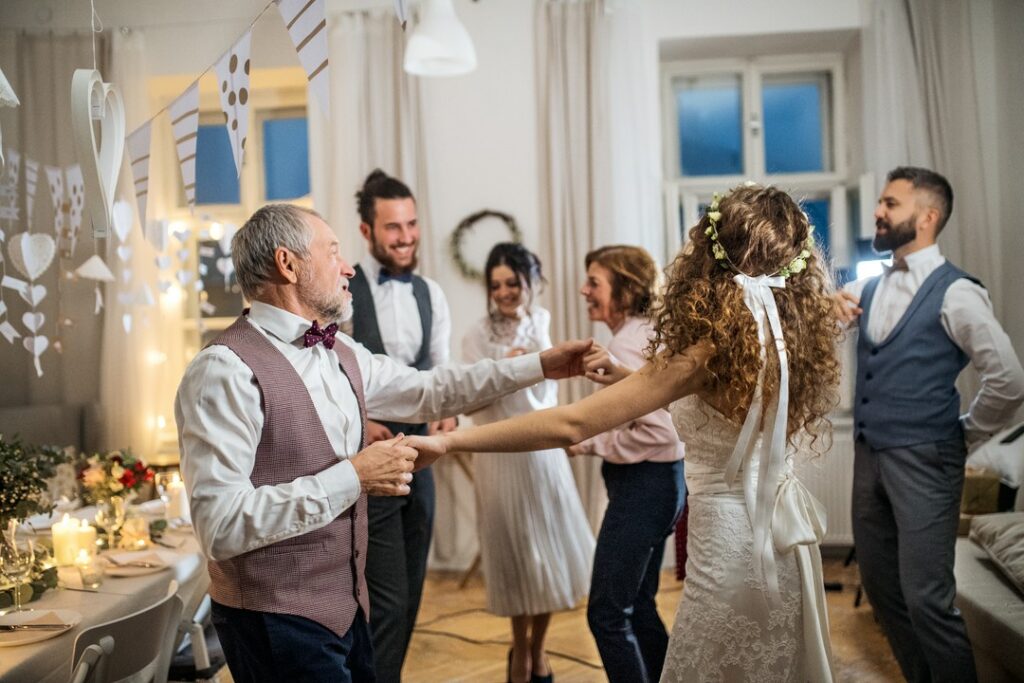 tańczące pary na weselu